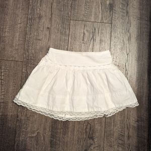 Girls white cotton skirt.